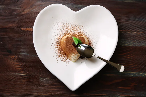 Välsmakande panna cotta dessert på plattan, träbord — Stockfoto