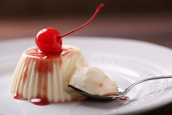 Sabroso panna cotta postre en plato, de cerca —  Fotos de Stock