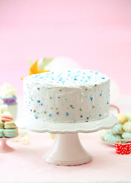 Bolo de aniversário decorado em fundo de cor — Fotografia de Stock