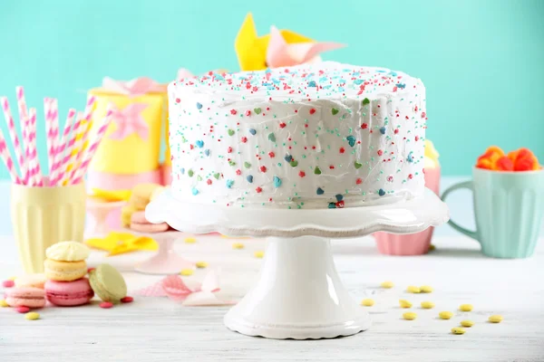 Bolo de aniversário decorado no fundo colorido — Fotografia de Stock