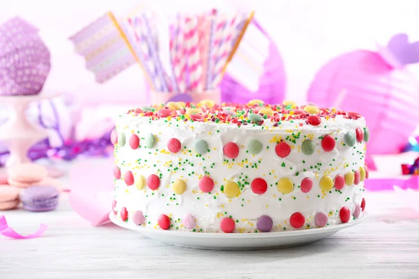 De cake van de kindverjaardag op kleurrijke achtergrond — Stockfoto