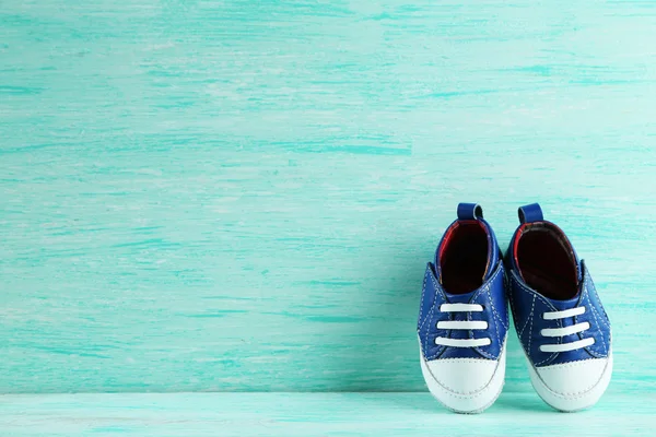 Kleurrijke peuter schoenen op houten achtergrond — Stockfoto