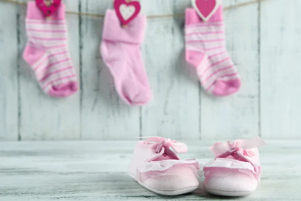 Mignonnes chaussures pour tout-petits sur fond en bois — Photo