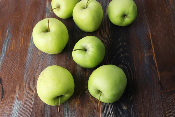 Manzanas verdes sobre fondo de madera — Foto de Stock