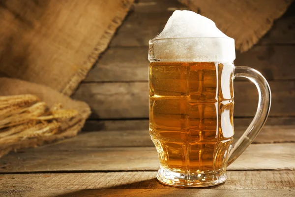Bicchiere di birra su sfondo di legno — Foto Stock