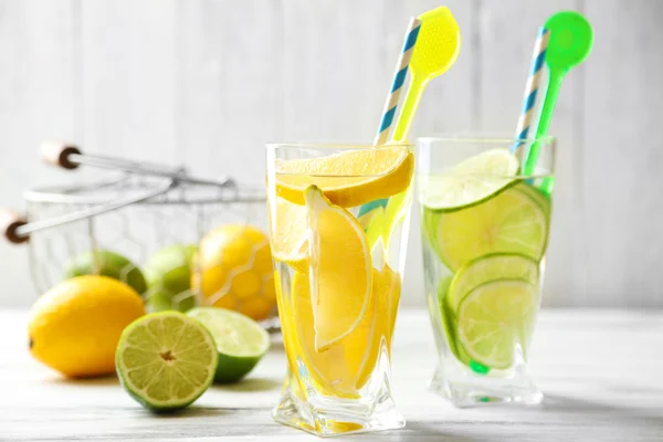 Coquetéis com frutas cítricas frescas em fundo de madeira — Fotografia de Stock