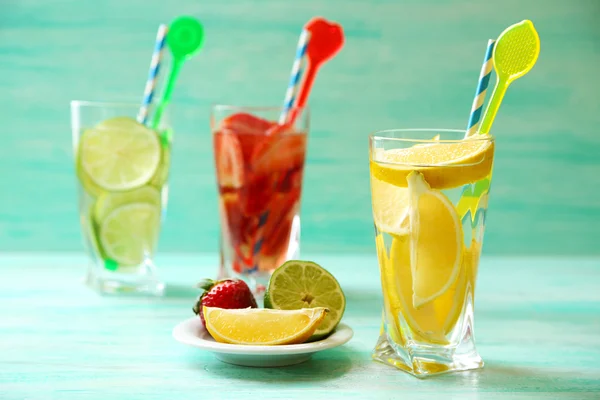 Cócteles con fresas frescas y limón sobre fondo de madera —  Fotos de Stock