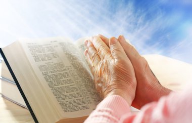 Gökyüzü arka plan üzerinde insan eli