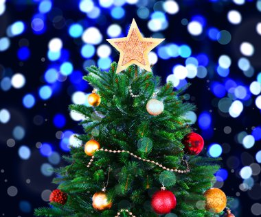 Noel ağacı şenlikli parlak zemin üzerine dekore edilmiştir