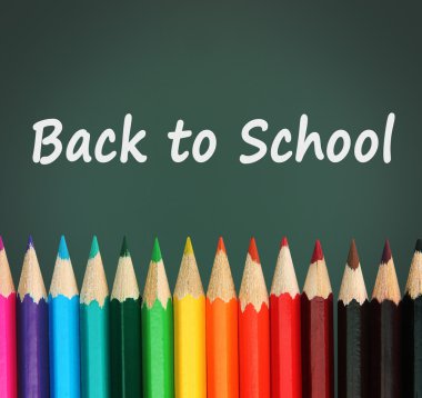 Yeşil arka plan üzerinde renkli kalemler