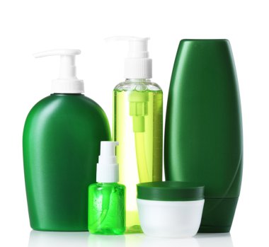 Beyaz arkaplanda izole edilmiş kozmetik şişeler