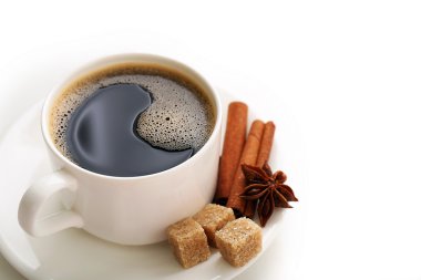 Beyaz üzerine izole edilmiş bir fincan kahve.