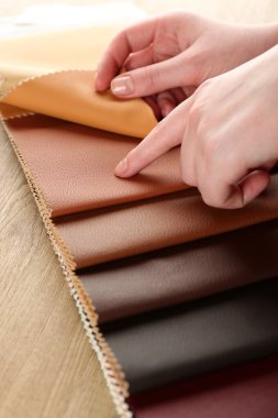 kadın renkli doku artıkları seçer