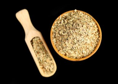 Ahşap kase kurutulmuş maydanoz