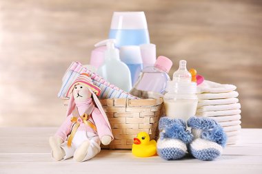 Gri arkaplanda bebek aksesuarları