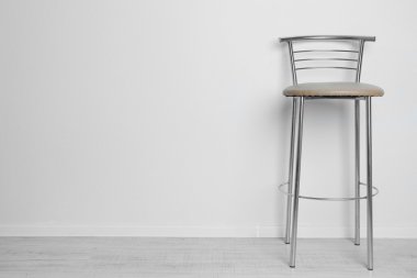 Bar sandalyesi beyaz duvar arka plan üzerinde