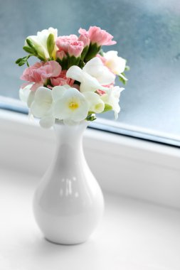 Pencere arka plan üzerinde vazoda güzel bahar çiçekleri