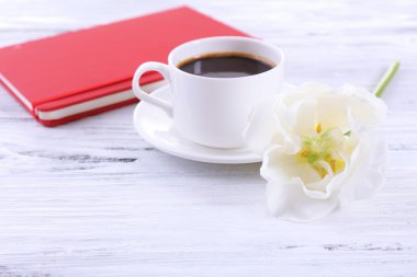 Taze lale, günlüğü ve ahşap masa, closeup üzerinde kahve