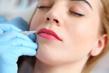 dudaklarından kalıcı uygulama güzellik uzmanı makyaj