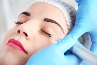 kalıcı uygulama güzellik uzmanı gözünü, makyaj yakın çekim