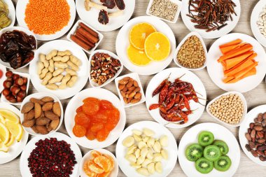 Ahşap masa üzerinde daireler ürünlerde