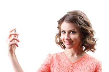 parfüm şişesi üzerinde beyaz izole olan güzel kadın