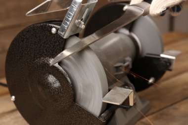 Bıçak bileyicisi ve bıçaklı bir el.