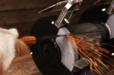 Bıçak bileyicisi ve bıçaklı bir el.