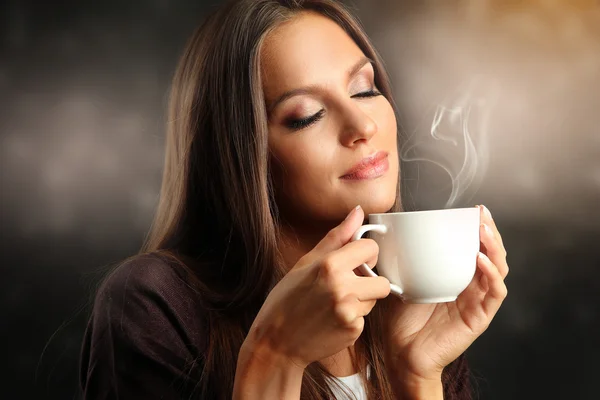 Hermosa joven con taza de café — Foto de Stock