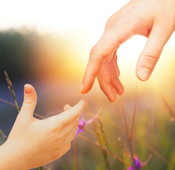 Kind und Vater Hand in Hand mit der Natur — Stockfoto