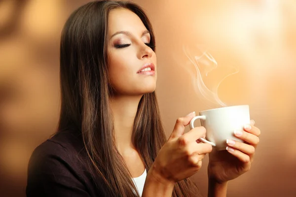 Belle jeune femme avec tasse de café — Photo