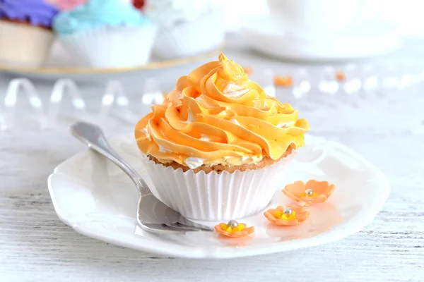 Heerlijke cupcakes op plaat op tabel close-up — Stockfoto