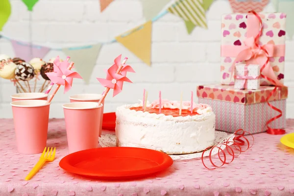 Mesa de cumpleaños preparada — Foto de Stock