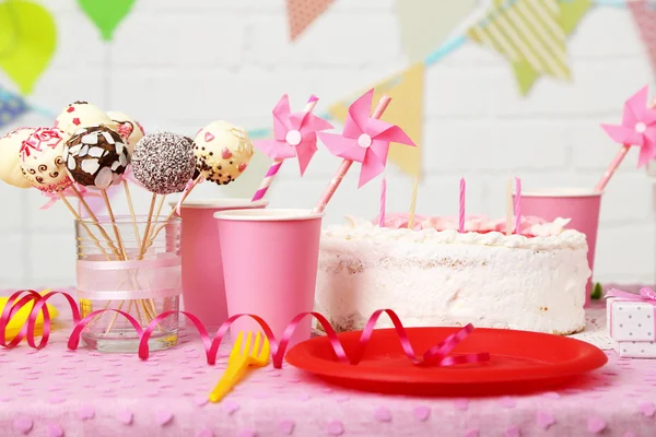 Mesa de cumpleaños preparada — Foto de Stock