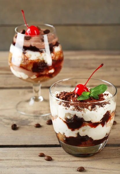 Gustoso dessert tiramisù in bicchieri — Foto Stock