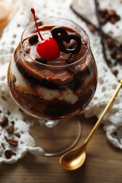 Sabroso postre tiramisú en vaso —  Fotos de Stock