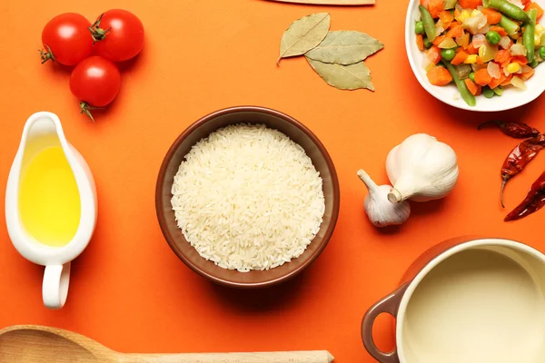 Продукты питания и кухонная утварь для приготовления пищи на оранжевом фоне — стоковое фото