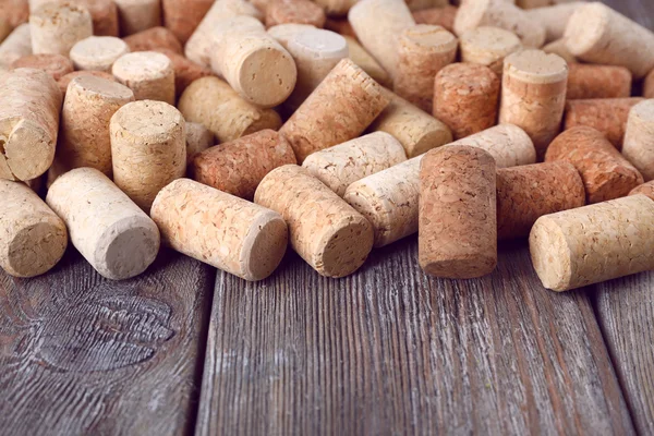 Corchos de vino sobre fondo rústico de tablones de madera — Foto de Stock