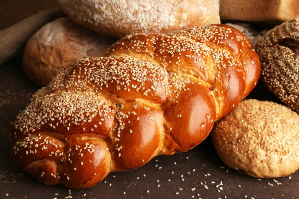 Různé chleba na dřevěné pozadí — Stock fotografie