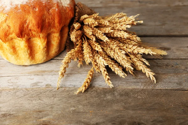 Frisches Brot mit Ähren — Stockfoto