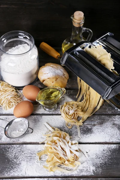 Nudelmaschine aus Metall und Zutaten — Stockfoto