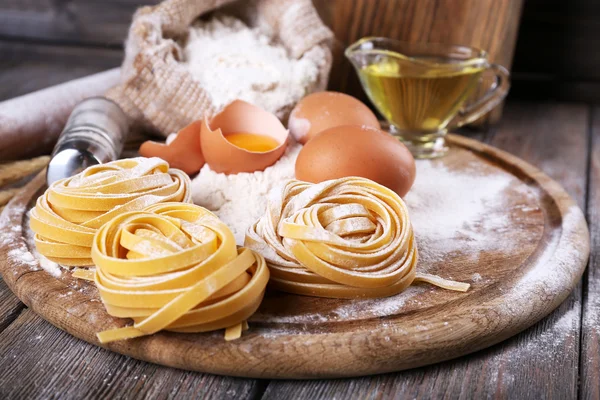 Pasta casera cruda e ingredientes —  Fotos de Stock
