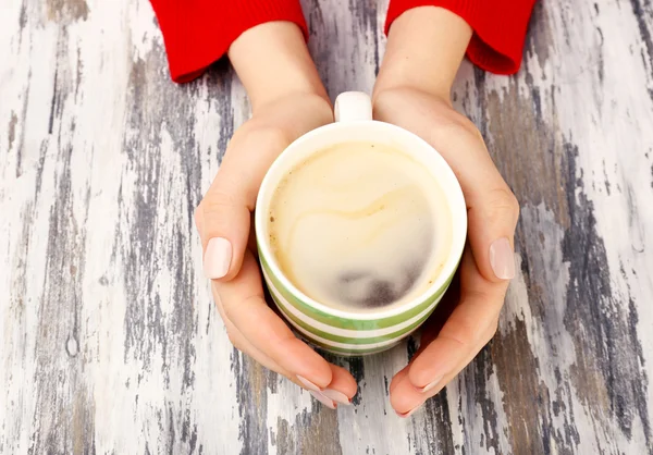 Mãos femininas segurando xícara de café — Fotografia de Stock