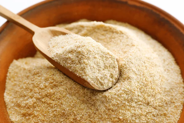 Cuenco con comida y cuchara de madera aislada en blanco — Foto de Stock