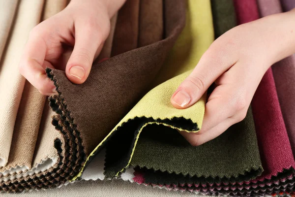 Woman chooses scraps of colored tissue — Stock Photo, Image