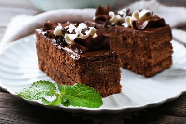 Leckere Stücke Schokoladenkuchen mit Minze — Stockfoto