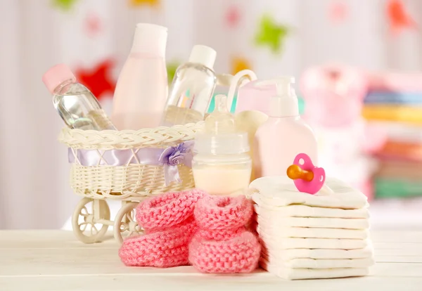 Accesorios para bebés sobre mesa sobre fondo claro — Foto de Stock