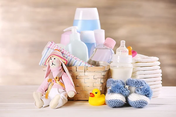 Acessórios de bebê na mesa em fundo cinza — Fotografia de Stock