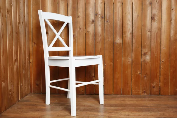 Rustik ahşap plakalar arka plan üzerinde modern sandalye — Stok fotoğraf