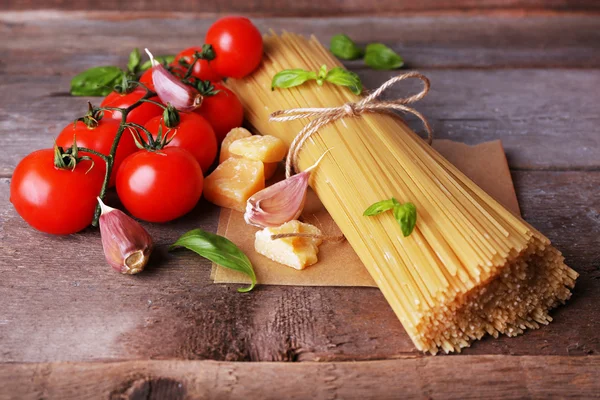 Pasta con pomodorini e altri ingredienti — Foto Stock